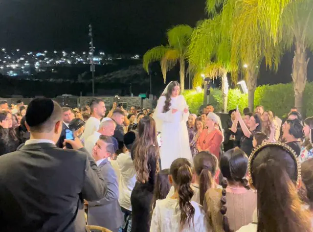רחבת ריקודים לנשים בשמחה משפחתית עם DJ ATLANTIS